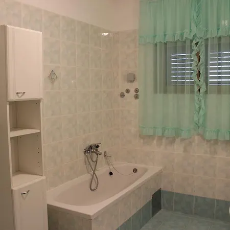 Ferienhaus In 5 Apartment *